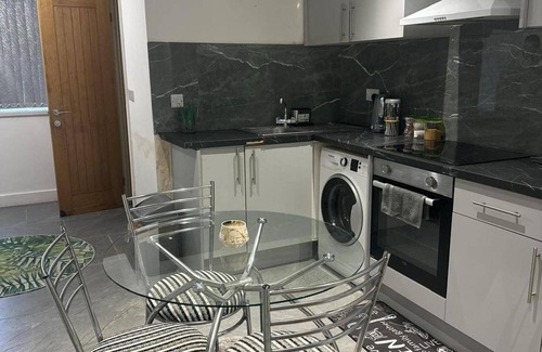 Welford House | Cosy Central Home - Sleeps 5, Free Parking & Patio
