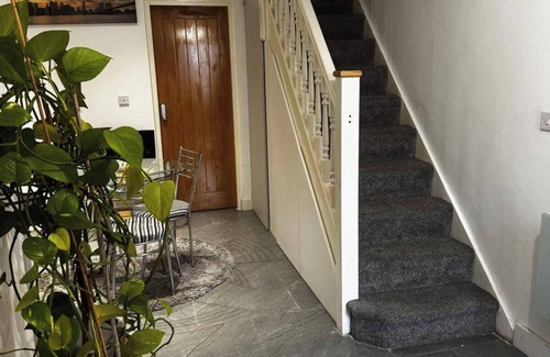 Welford House | Cosy Central Home - Sleeps 5, Free Parking & Patio