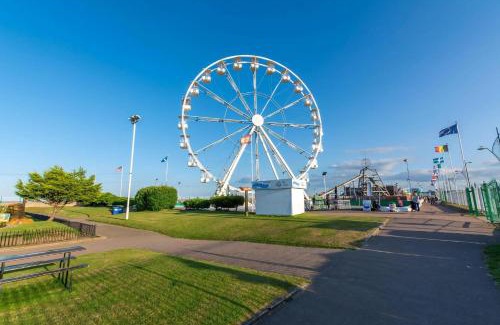 Oulton Broad Ski Chalet | Cosy Chalet On A Beautiful Holiday Park In Lowestoft Ref 12080B