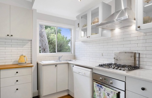 Macmasters Beach House | Cosy coastal cottage with AC and walking distance to beach