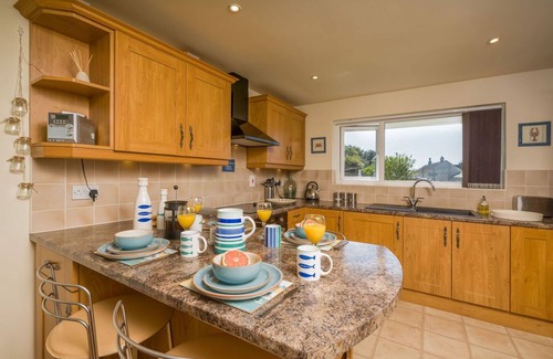 Thurlestone House | Cosy Coastal Getaway, Thurlestone. Garden. Beaches. Log Burner. Dog Friendly