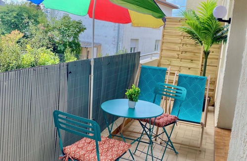 Royan Apartment | Cosy, comfortable 2-bedroom apartment close to the downtown market in Royan. All comforts