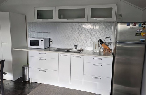 Beach Haven Cottage | Cosy Cottage, 5 min to Island Bay Beach & Wharf