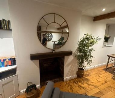 Old St Mellons House | Cosy Cottage 7 mins from Cardiff City Center