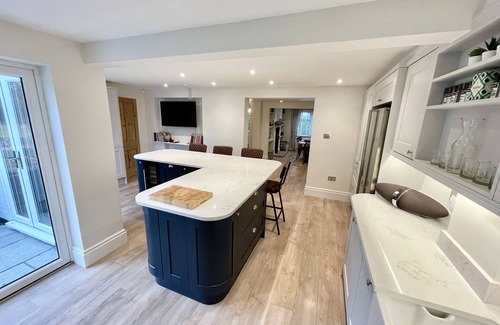 New Forest District Cottage | Cosy Cottage by the sea with 2 robins, a Squirrels and a pony roaming nearby