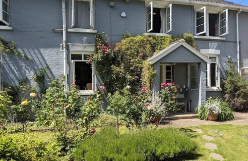 Cowes Cottage | Cosy Cottage by the Sea (1x BIG Master Double Bedroom)