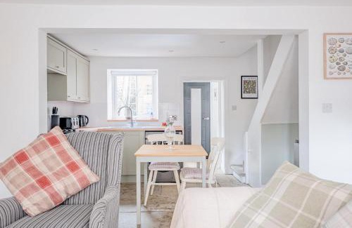 Crewkerne House | Cosy Cottage in Crewkerne Free on Street Parking
