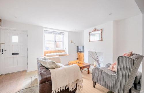 Crewkerne House | Cosy Cottage in Crewkerne Free on Street Parking