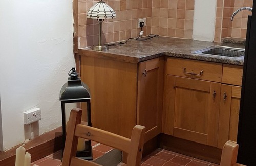 Dumbarton House | Cosy Cottage In grounds of Old Monastery - easy access Loch Lomond and Glasgow