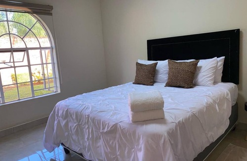 Harare East Cottage | Cosy Cottage Retreat with Garden, Hot Water & Solar Backup in Borrowdale Harare