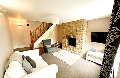 South Milford House | Cosy Country Escape | Fireplace & Views | Leeds & York