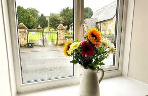 South Milford House | Cosy Country Escape | Fireplace & Views | Leeds & York