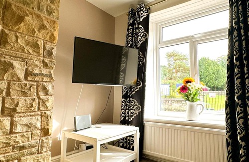 South Milford House | Cosy Country Escape | Fireplace & Views | Leeds & York