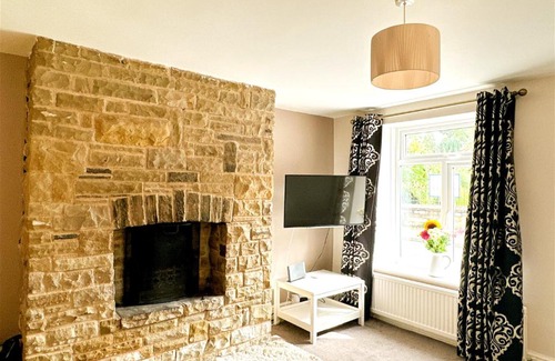 South Milford House | Cosy Country Escape | Fireplace & Views | Leeds & York