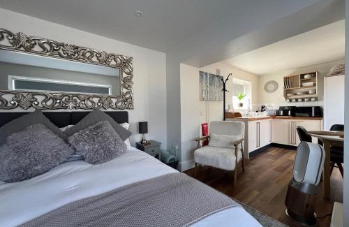 Newton St Loe Apartment | Cosy countryside stay near Bath with free parking