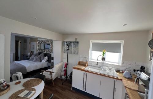 Newton St Loe Apartment | Cosy countryside stay near Bath with free parking