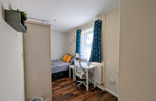 London Borough of Hounslow Apartment | Cosy Double Room with private WC near Heathrow Airport