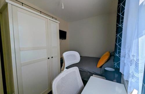 London Borough of Hounslow Apartment | Cosy Double Room with private WC near Heathrow Airport
