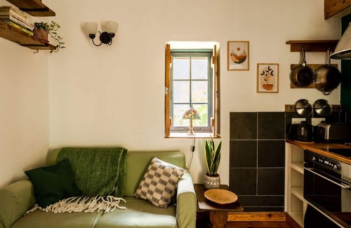 Llanfihangel Tal-y-llyn Cottage | Cosy Eco-Cottage w/garden stream: mountains & rivers to explore!