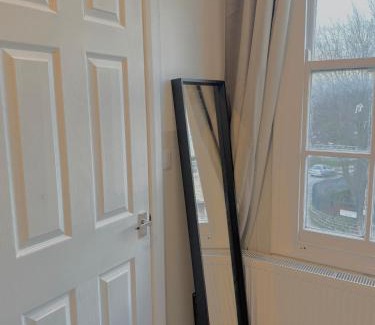 Sheffield Apartment | Cosy en-suite room, city centre, Peak District