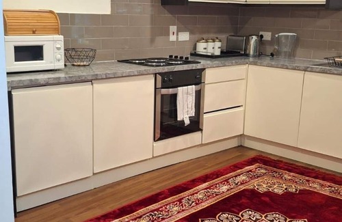 Edmonton House | Cosy Entire House Open Kitchen 2 Bedroom for 5