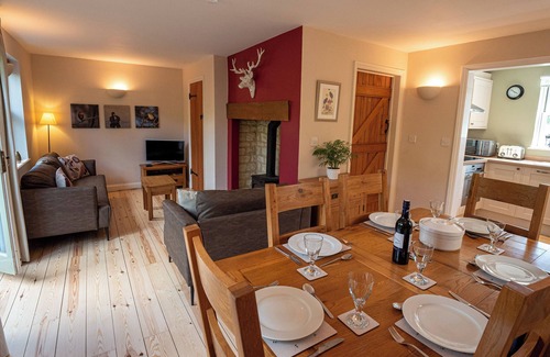Cirencester House | Cosy family cottage on Cotswold nature reserve