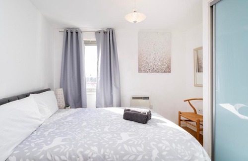 East Acton Apartment | Cosy Flat right opp tube station