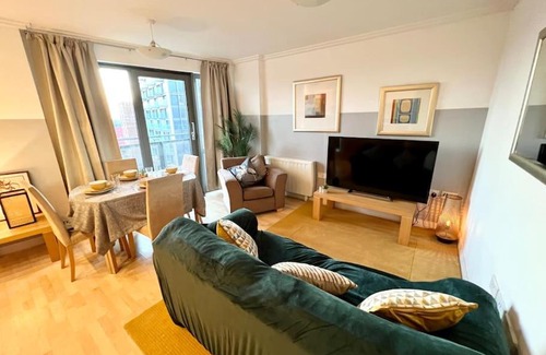 East Acton Apartment | Cosy Flat right opp tube station
