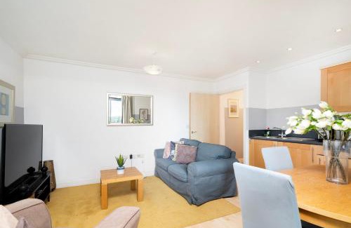 East Acton Apartment | Cosy Flat right opp tube station