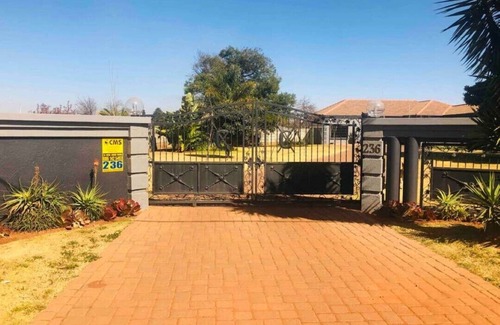 Kempton Park Apartment | ★Cosy Fully Equipped Apartment★OR TAMBO Int★