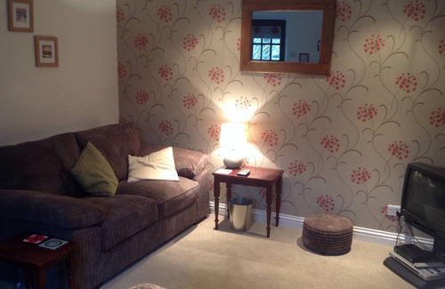 Waterhead Apartment | Cosy Garden Flat With Private Parking