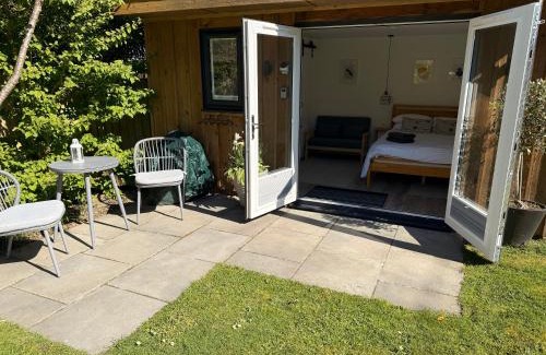 Wimborne Apartment | Cosy garden studio in Wimborne with parking