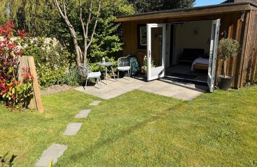 Wimborne Apartment | Cosy garden studio in Wimborne with parking