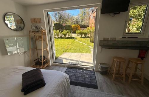 Wimborne Apartment | Cosy garden studio in Wimborne with parking
