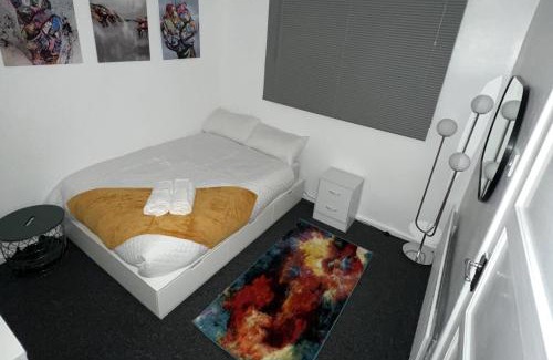 Kidbrooke with Hornfair House | Cosy Hideaway Sleeps 4 w Free Parking