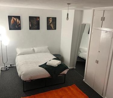 Kidbrooke with Hornfair House | Cosy Hideaway Sleeps 4 w Free Parking