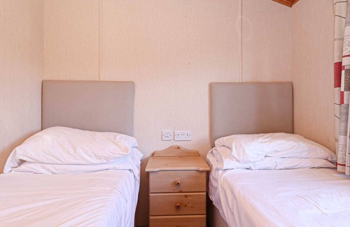 Looe Cabin | Cosy holiday lodge with easy access to the coast path between Polperro and Looe.