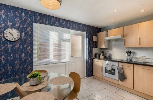 Watford House | Cosy Home w/Stylish Interior - PassTheKeys