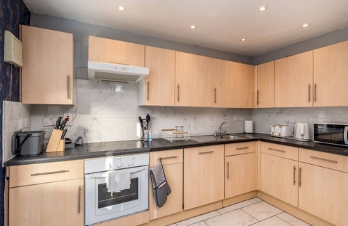 Watford House | Cosy Home w/Stylish Interior - PassTheKeys