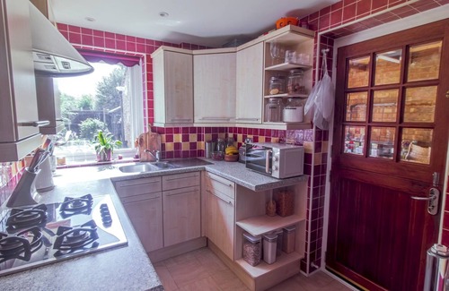 Watford House | Cosy Home w/Stylish Interior – PassTheKeys