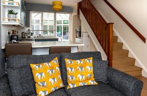 Runnymede House | Cosy Homely House with Conservatory and Garden