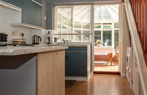 Runnymede House | Cosy Homely House with Conservatory and Garden