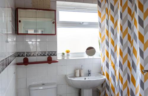 Luton House | Cosy Inn near Luton Station, Mall and Luton Airport 10 Min