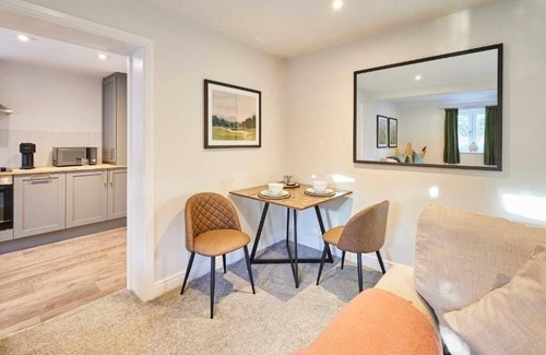 Much Wenlock Apartment | Cosy King Bed Apartment at the Raven Hotel in Much Wenlock by PureStay