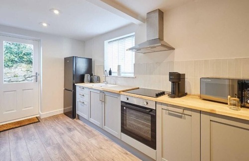 Much Wenlock Apartment | Cosy King Bed Apartment at the Raven Hotel in Much Wenlock by PureStay