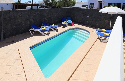 Los Mojones Villa | Cosy Lanzarote Villa | 3 Bedrooms | Heated Pool | Villa Honey