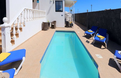 Los Mojones Villa | Cosy Lanzarote Villa | 3 Bedrooms | Heated Pool | Villa Honey