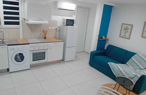 Goyave Apartment | Cosy Lodge in Goyave. Google TV, NETFLIX, Jacuzzi, 2 air conditioners, fully equipped kitchen.