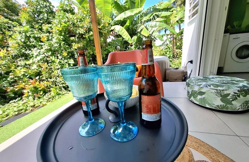 Goyave Apartment | Cosy Lodge in Goyave. Google TV, NETFLIX, Jacuzzi, 2 air conditioners, fully equipped kitchen.