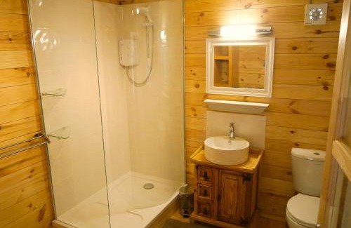 Llanfoist Ski Chalet | Cosy Log Cabin in Llanfoist village
